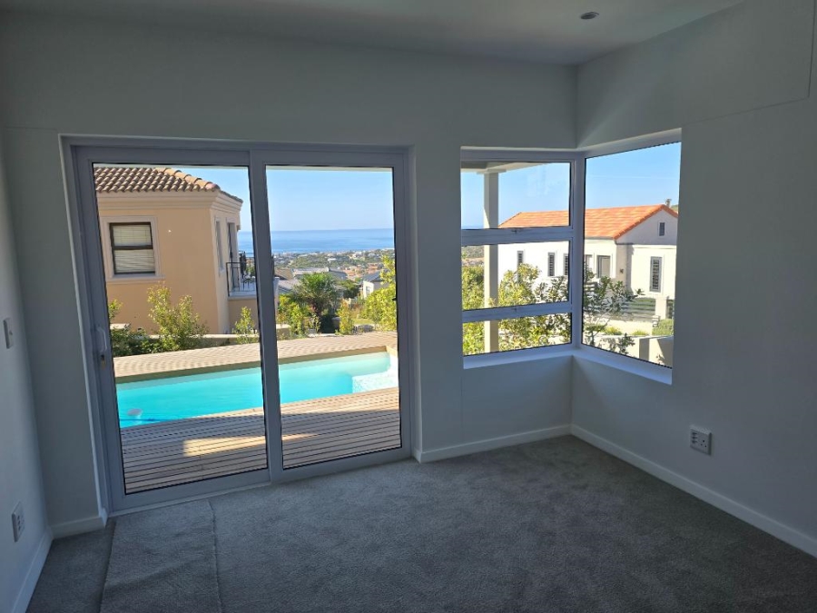 4 Bedroom Property for Sale in Whale Rock Heights Western Cape